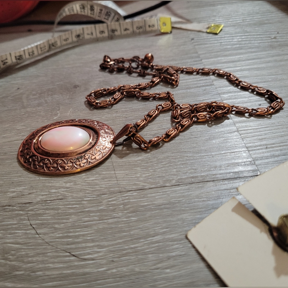 Vintage Copper W Faux White & Pink Pearl Clip On Earings & Necklace Set - Picture 12 of 15